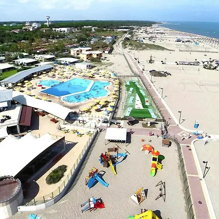 Mobile In The Rosolina-mare With A Shared Pool Rosolina Mare