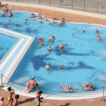 Holiday home Mobile In The With A Shared Pool *